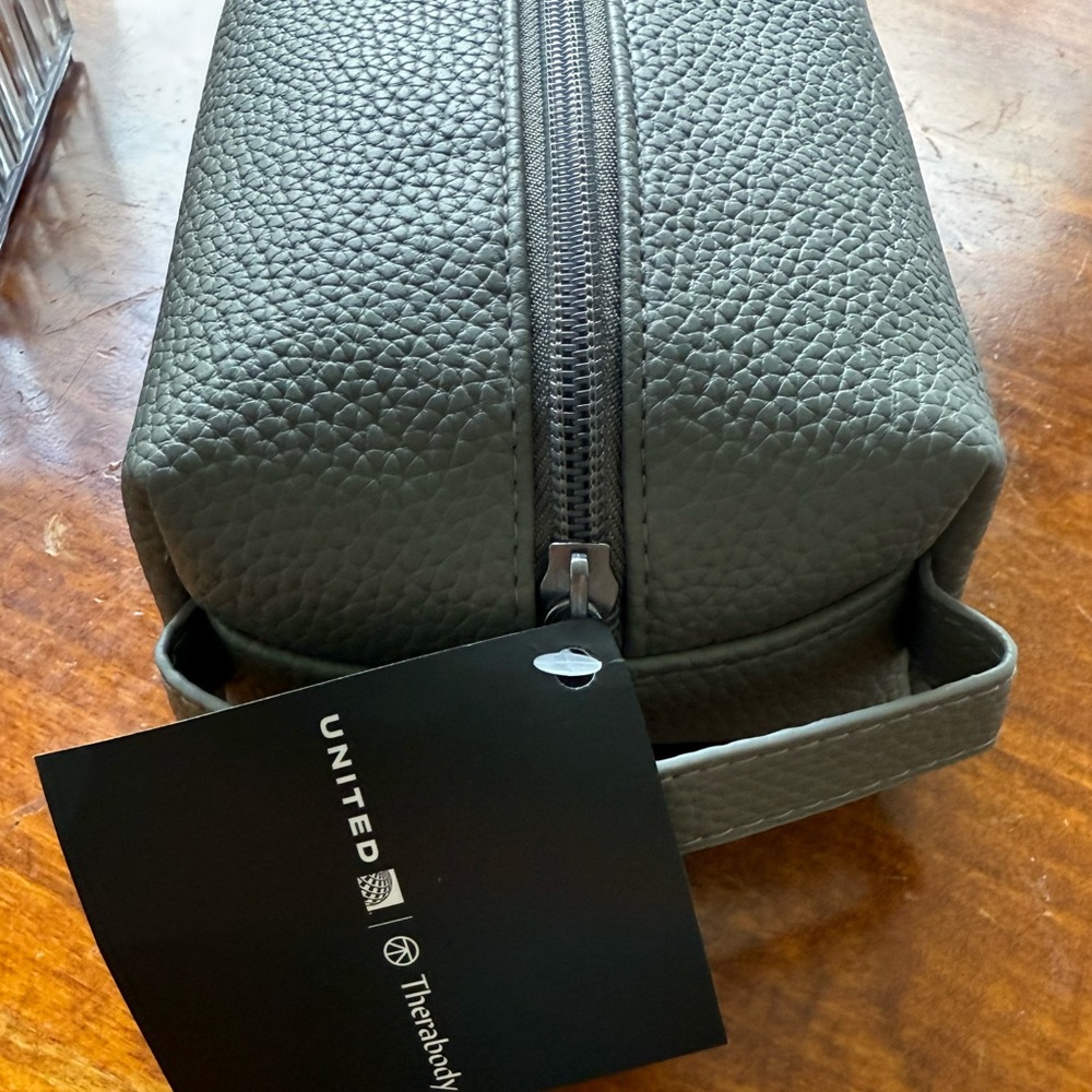 United Airlines Polaris Class amenity kit 2025